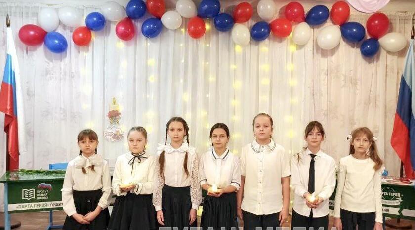 Три Парты героя в честь погибших выпускников — участников СВО Василия Ильина, Романа Парфенова и Александра Павлюченко открылись в Софиевской школе № 31. Об этом сообщил медиахолдинг «Луганьмедиа»