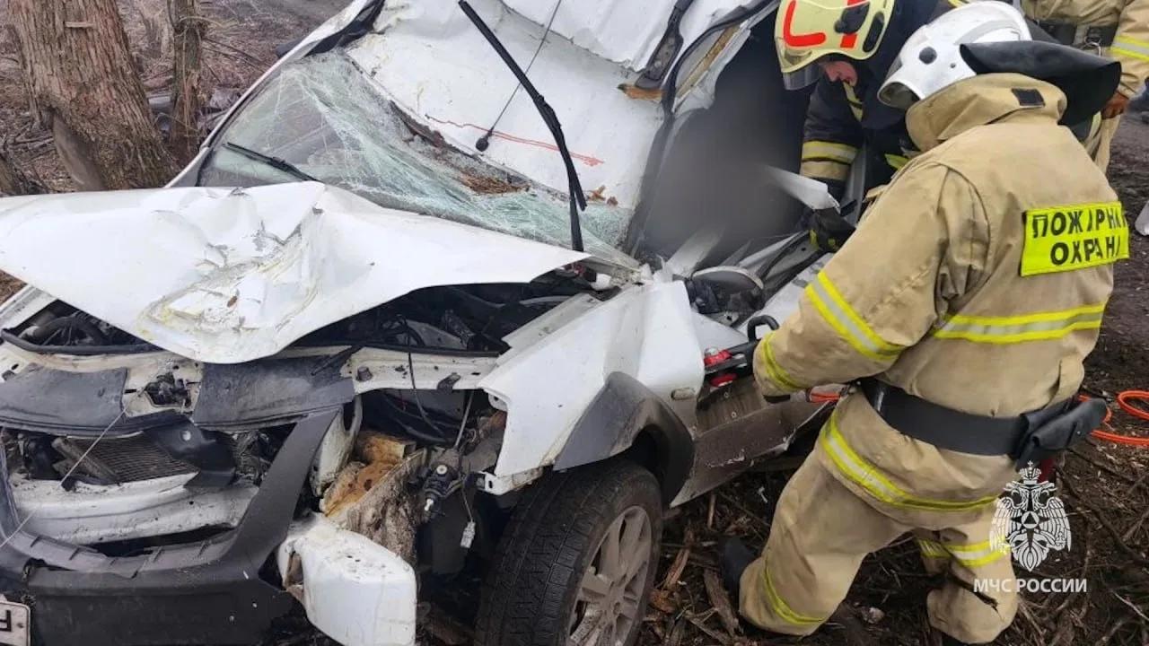 Спасатели МЧС России работали на месте ДТП в Свердловске Спасатели МЧС России работали на месте ДТП в Свердловске