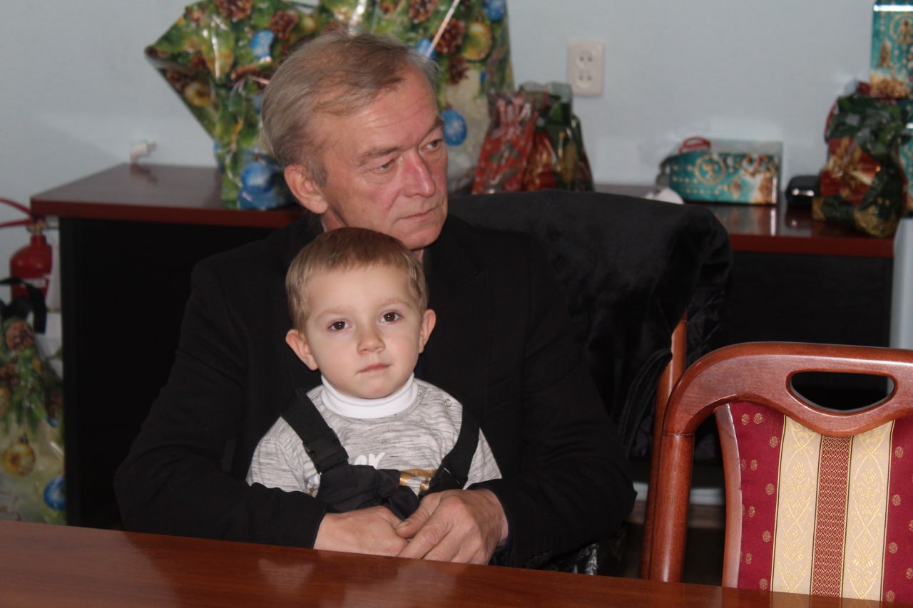 Новогодняя акция в Краснодоне: помощь семьям с детьми Новогодняя акция в Краснодоне: помощь семьям с детьми