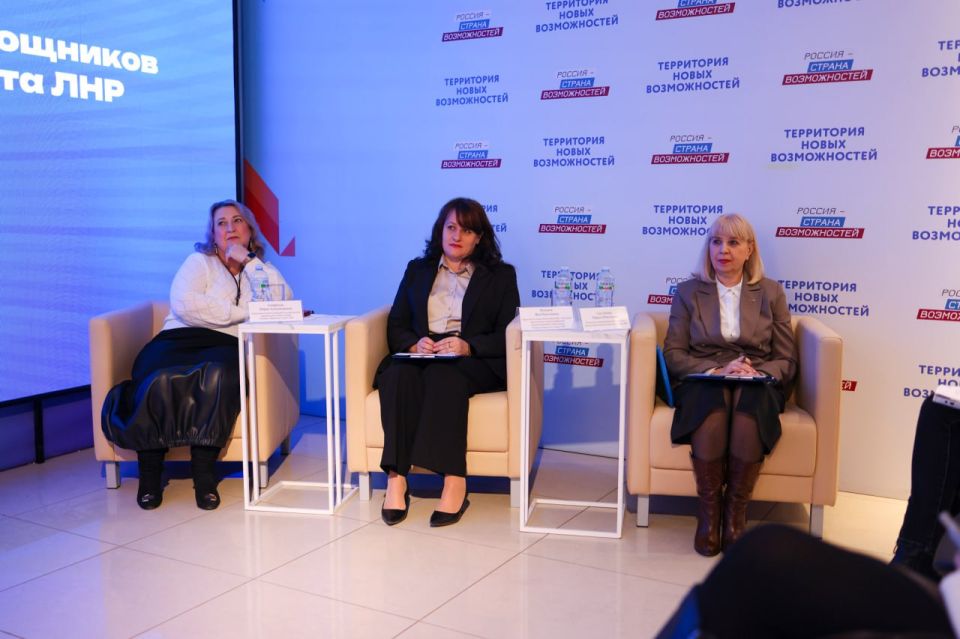 Константин Бутримов: Руководители структурных подразделений Аппарата НС ЛНР провели семинар-практикум для помощников депутатов Парламента республики Константин Бутримов: Руководители структурных подразделений Аппарата НС ЛНР провели семинар-практикум для помощников депутатов Парламента республики