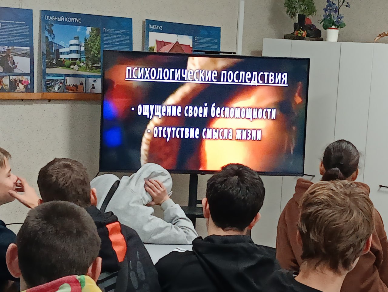 В Кировском историко-художественном музее состоялся познавательный час «Наркотики. Закон. Ответственность» для учащихся Кировского транспортного техникума