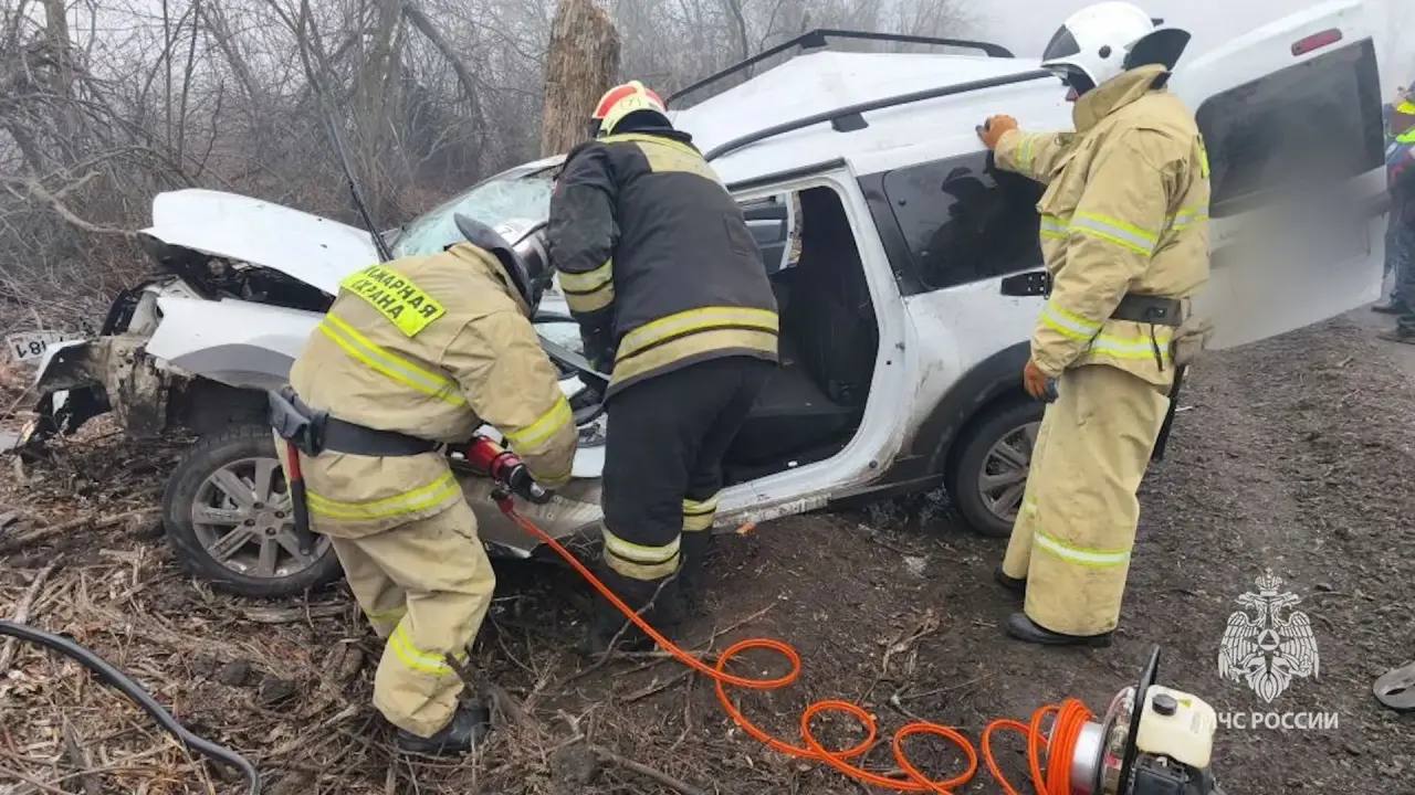 В Свердловске пожарные спасли женщину после ДТП
