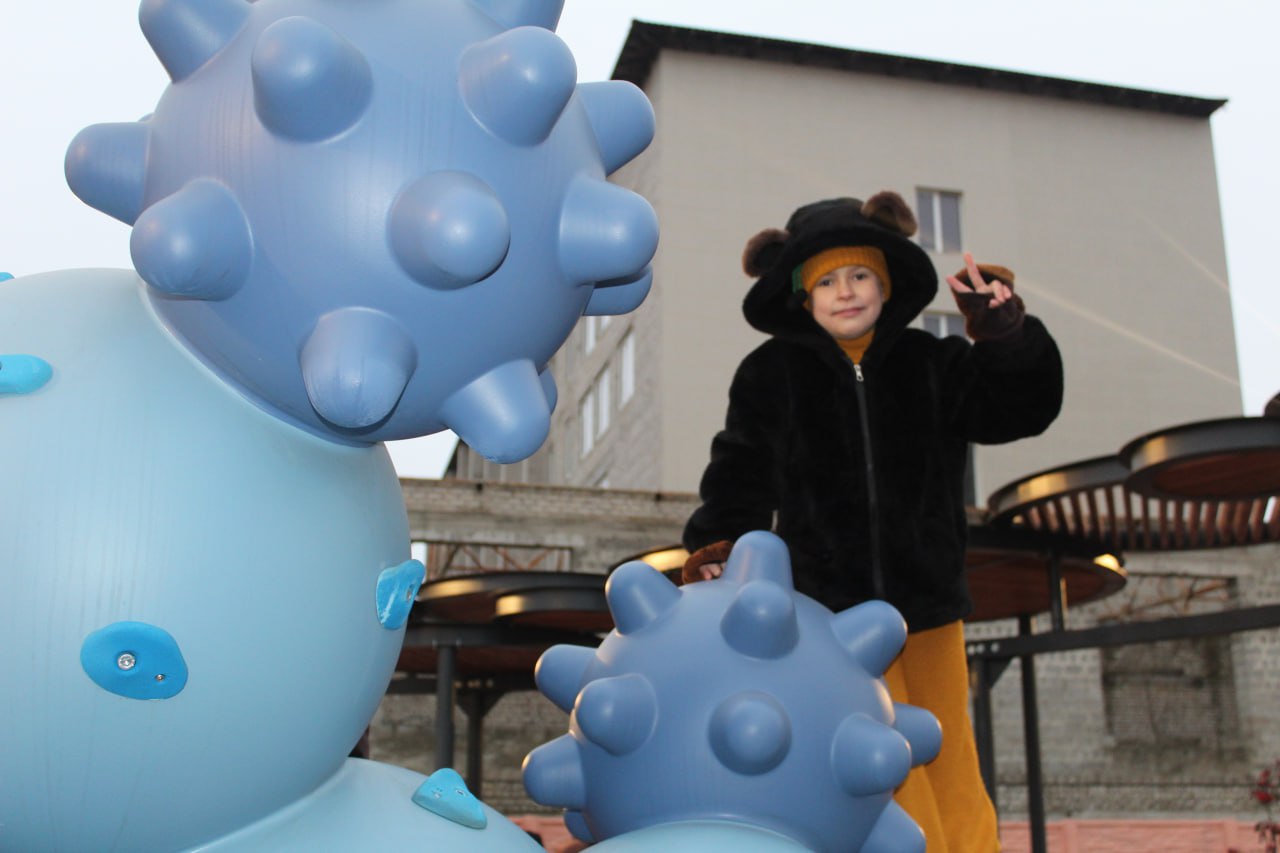 Сергей Козенко: В Краснодоне, в преддверии новогодних праздников, торжественно открылась обновленная аллея Героев Краснодона, преобразившаяся в уютное и современное общественное пространство Сергей Козенко: В Краснодоне, в преддверии новогодних праздников, торжественно открылась обновленная аллея Героев Краснодона, преобразившаяся в уютное и современное общественное пространство