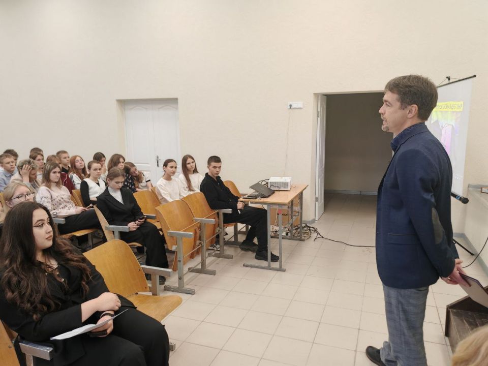 В рамках выполнения плана по проведению профориентационных мероприятий 17 декабря 2025 года в ГБОУ ЛНР «Славяносербская СШ им. Д. Полянского» прошла встреча с учащимися старших классов В рамках выполнения плана по проведению профориентационных мероприятий 17 декабря 2025 года в ГБОУ ЛНР «Славяносербская СШ им. Д. Полянского» прошла встреча с учащимися старших классов