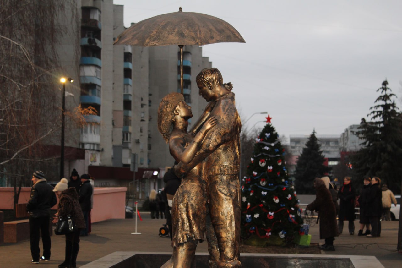 Сергей Козенко: В Краснодоне, в преддверии новогодних праздников, торжественно открылась обновленная аллея Героев Краснодона, преобразившаяся в уютное и современное общественное пространство Сергей Козенко: В Краснодоне, в преддверии новогодних праздников, торжественно открылась обновленная аллея Героев Краснодона, преобразившаяся в уютное и современное общественное пространство