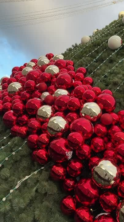 Жителей и гостей Луганска с 19 декабря ждут театрализованные представления, открытие главной елки, ярмарки, каток и десятки других праздничных локаций