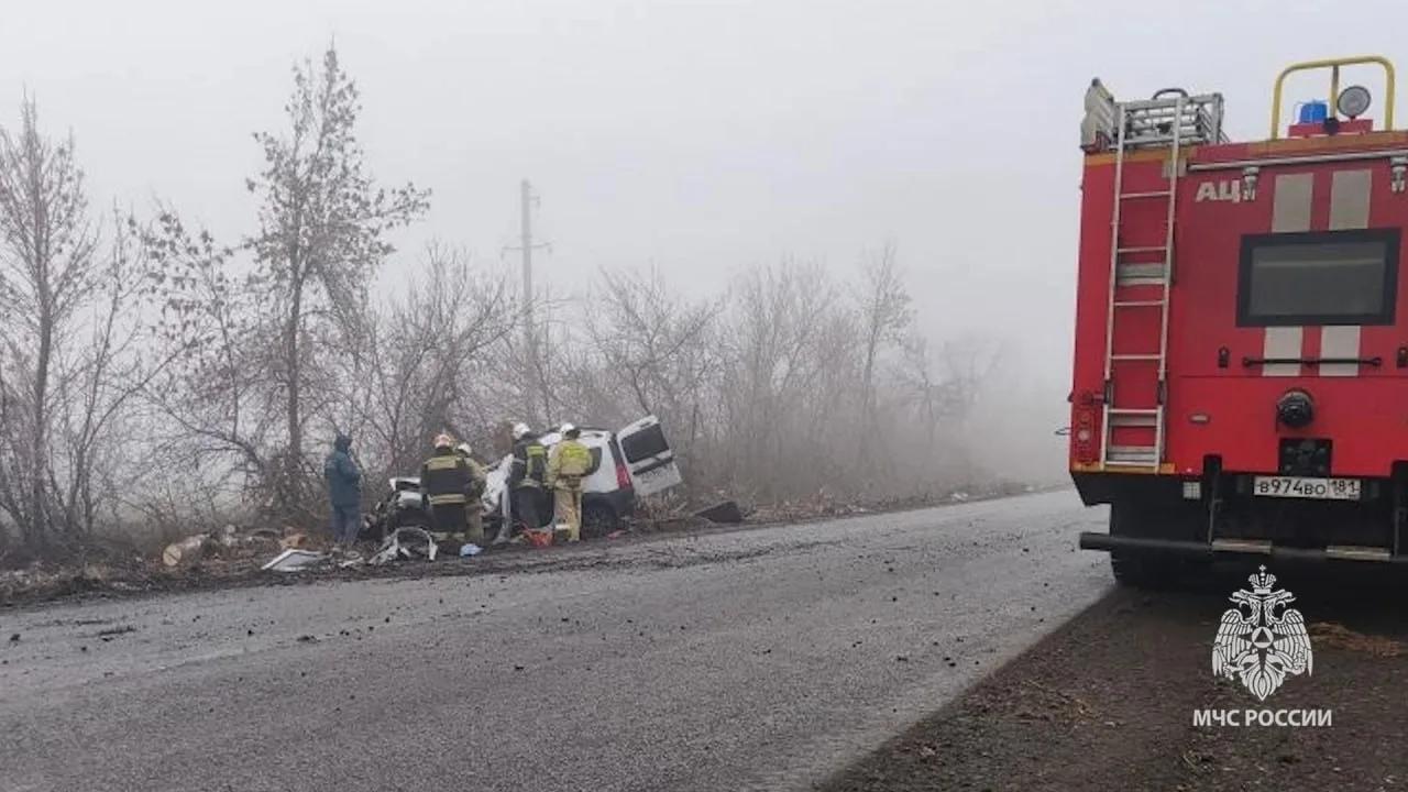 Спасатели МЧС России работали на месте ДТП в Свердловске Спасатели МЧС России работали на месте ДТП в Свердловске