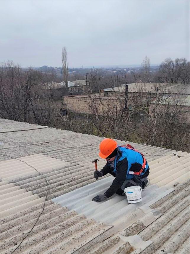 Аварийные службы Удмуртии отремонтировали крышу административного здания в посёлке Успенка