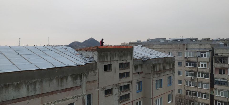 В рамках специального инфраструктурного проекта специалисты подрядной организации ООО СК «СТИЛЛ» шефа-региона Тюменской области продолжают работы по капитальному ремонту мягкой кровли многоквартирного жилого дома... В рамках специального инфраструктурного проекта специалисты подрядной организации ООО СК «СТИЛЛ» шефа-региона Тюменской области продолжают работы по капитальному ремонту мягкой кровли многоквартирного жилого дома...