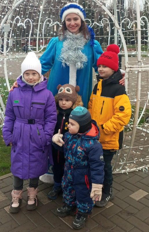 В Алчевске зажгли огни на главной городской елке В Алчевске зажгли огни на главной городской елке