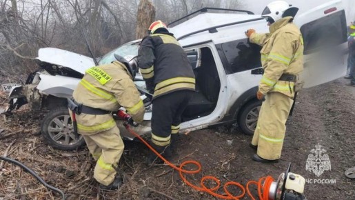 Спасатели МЧС России работали на месте ДТП в Свердловске