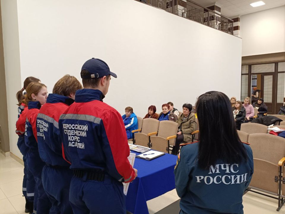 Профилактический инструктаж для сотрудников Дворца культуры Строителей от МЧС и добровольцев «СТИмул» Профилактический инструктаж для сотрудников Дворца культуры Строителей от МЧС и добровольцев «СТИмул»