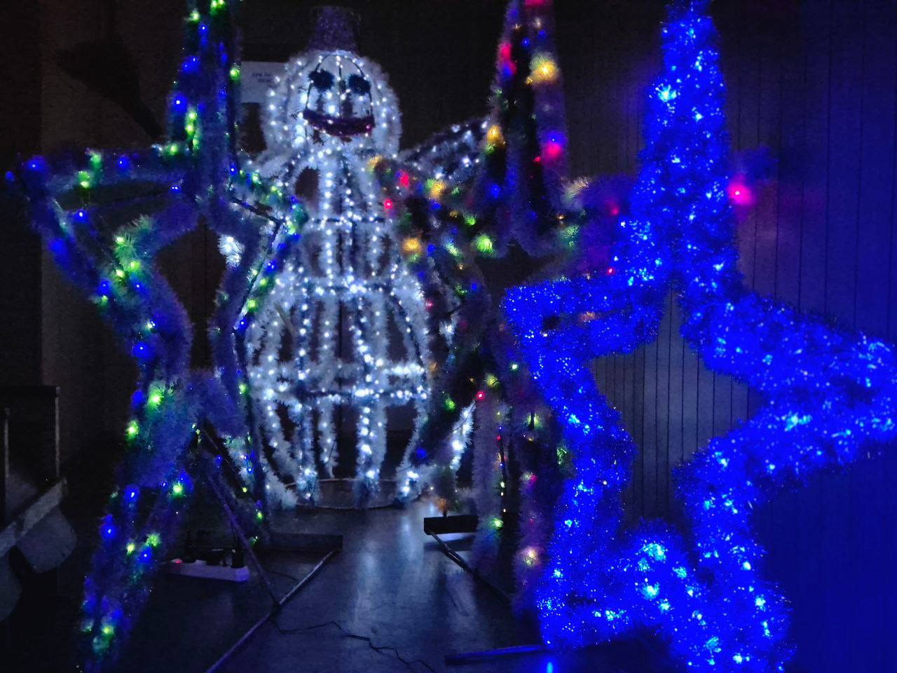 В рамках подготовки к новогодним и рождественским праздникам в поселке городского типа Дзержинский проведены первоочередные мероприятия по оформлению общественных пространств В рамках подготовки к новогодним и рождественским праздникам в поселке городского типа Дзержинский проведены первоочередные мероприятия по оформлению общественных пространств