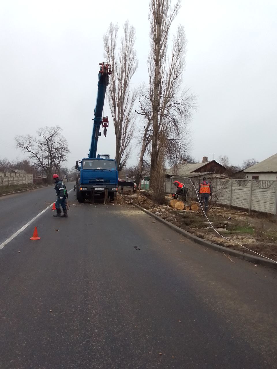 18 декабря специалисты из Курганской области филиала «Шадринские электрические сети» АО «СУЭНКО» успешно завершили работы по обрезке трёх деревьев на улице Октябрьская в Краснодоне 18 декабря специалисты из Курганской области филиала «Шадринские электрические сети» АО «СУЭНКО» успешно завершили работы по обрезке трёх деревьев на улице Октябрьская в Краснодоне