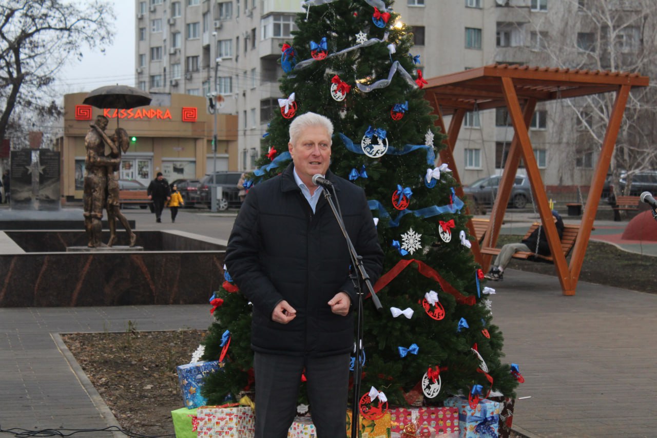 Сергей Козенко: В Краснодоне, в преддверии новогодних праздников, торжественно открылась обновленная аллея Героев Краснодона, преобразившаяся в уютное и современное общественное пространство Сергей Козенко: В Краснодоне, в преддверии новогодних праздников, торжественно открылась обновленная аллея Героев Краснодона, преобразившаяся в уютное и современное общественное пространство