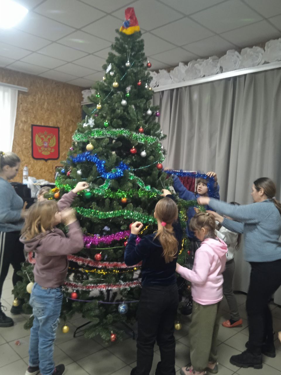 Вячеслав Третьяков: В Голубовском сельском клубе Кременского МО царила предновогодняя сказка! Библиотекарь, Линник Светлана Викторовна, распахнула двери волшебства, проведя мероприятие под названием «НАРЯДИМ ЁЛКУ ВСЕМ СЕЛОМ!» Вячеслав Третьяков: В Голубовском сельском клубе Кременского МО царила предновогодняя сказка! Библиотекарь, Линник Светлана Викторовна, распахнула двери волшебства, проведя мероприятие под названием «НАРЯДИМ ЁЛКУ ВСЕМ СЕЛОМ!»