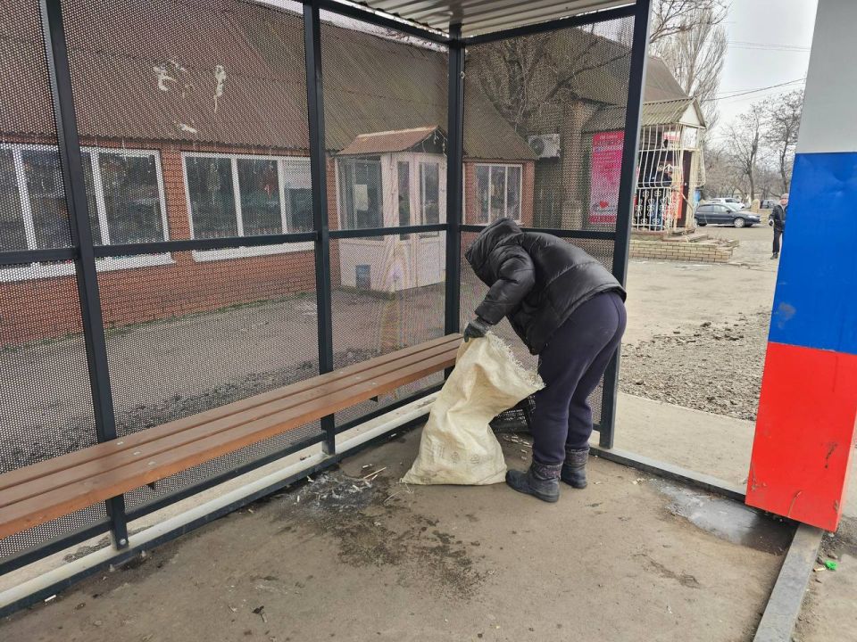 Работники отдела жизнеобеспечения посёлка совместно с сотрудниками МУП «ЖЭК» г. Ровеньки провели комплексную уборку придорожной сети и общественных территорий Работники отдела жизнеобеспечения посёлка совместно с сотрудниками МУП «ЖЭК» г. Ровеньки провели комплексную уборку придорожной сети и общественных территорий
