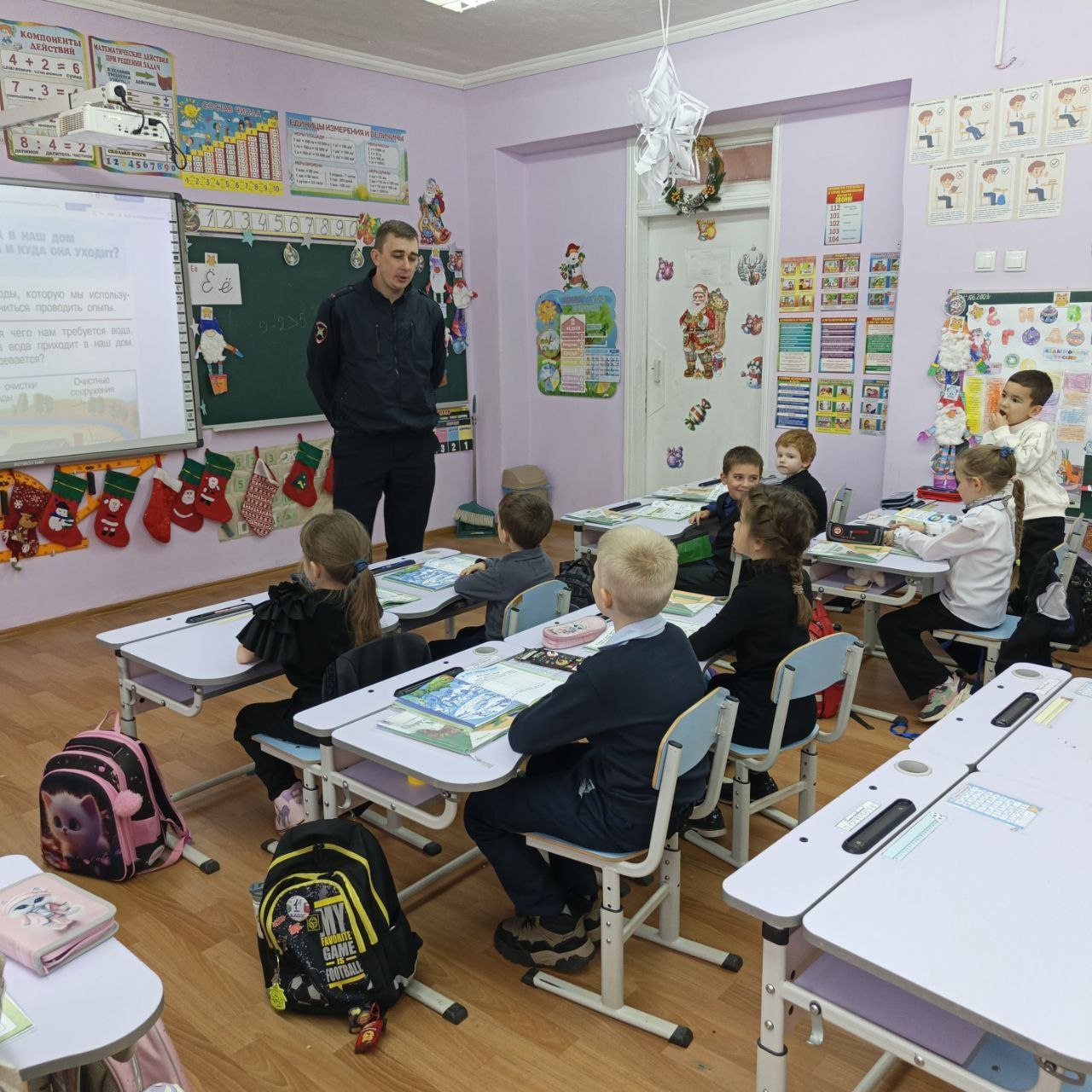 Сотрудники ГИБДД поздравили школьников Новопсковского округа с наступающим Новым 2026 годом! Сотрудники ГИБДД поздравили школьников Новопсковского округа с наступающим Новым 2026 годом!