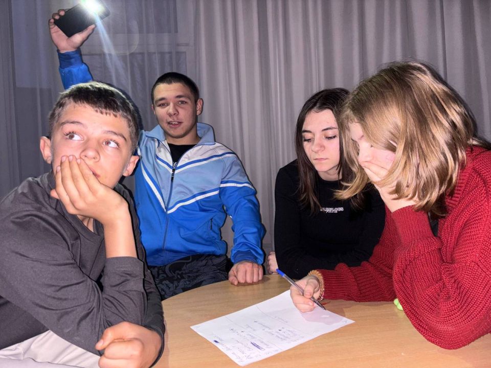 В рамках проекта «Моё право» состоялось заключительное в этом году занятие, которое запомнится участникам по-особенному — из-за внезапной технической неполадки встреча прошла в полумраке, однако это лишь сплотило... В рамках проекта «Моё право» состоялось заключительное в этом году занятие, которое запомнится участникам по-особенному — из-за внезапной технической неполадки встреча прошла в полумраке, однако это лишь сплотило...