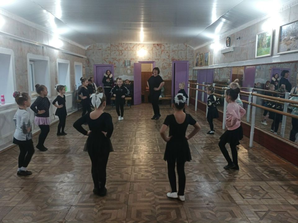 В Лутугинском доме детского и юношеского творчества провели итоговые занятия хореографических коллективов В Лутугинском доме детского и юношеского творчества провели итоговые занятия хореографических коллективов