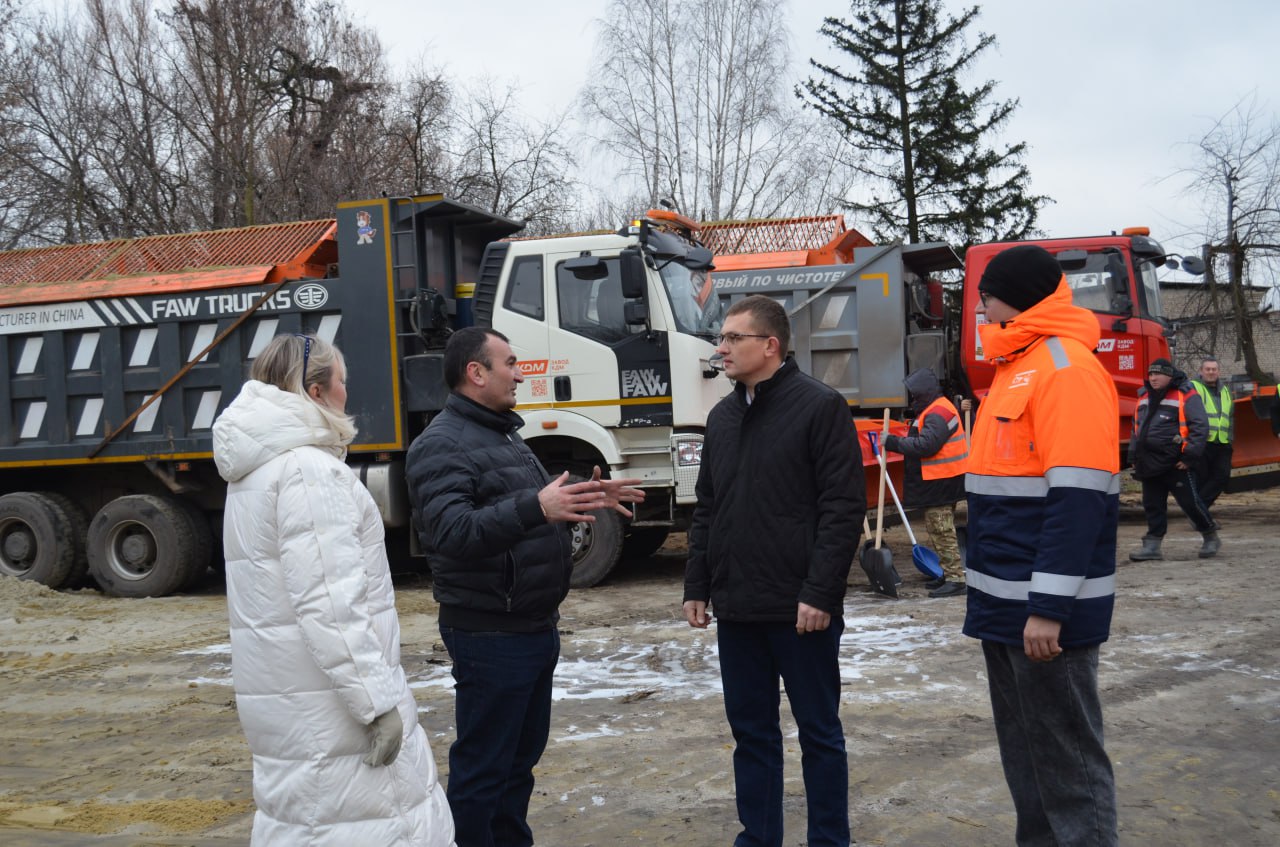 Предприятие «Проектстрой» открыло в Брянке подразделение, которое будет заниматься обслуживанием автодороги Михайловка-Золотое протяженностью более 55 км. Об этом сообщил глава городского округа Евгений Морозов Предприятие «Проектстрой» открыло в Брянке подразделение, которое будет заниматься обслуживанием автодороги Михайловка-Золотое протяженностью более 55 км. Об этом сообщил глава городского округа Евгений Морозов