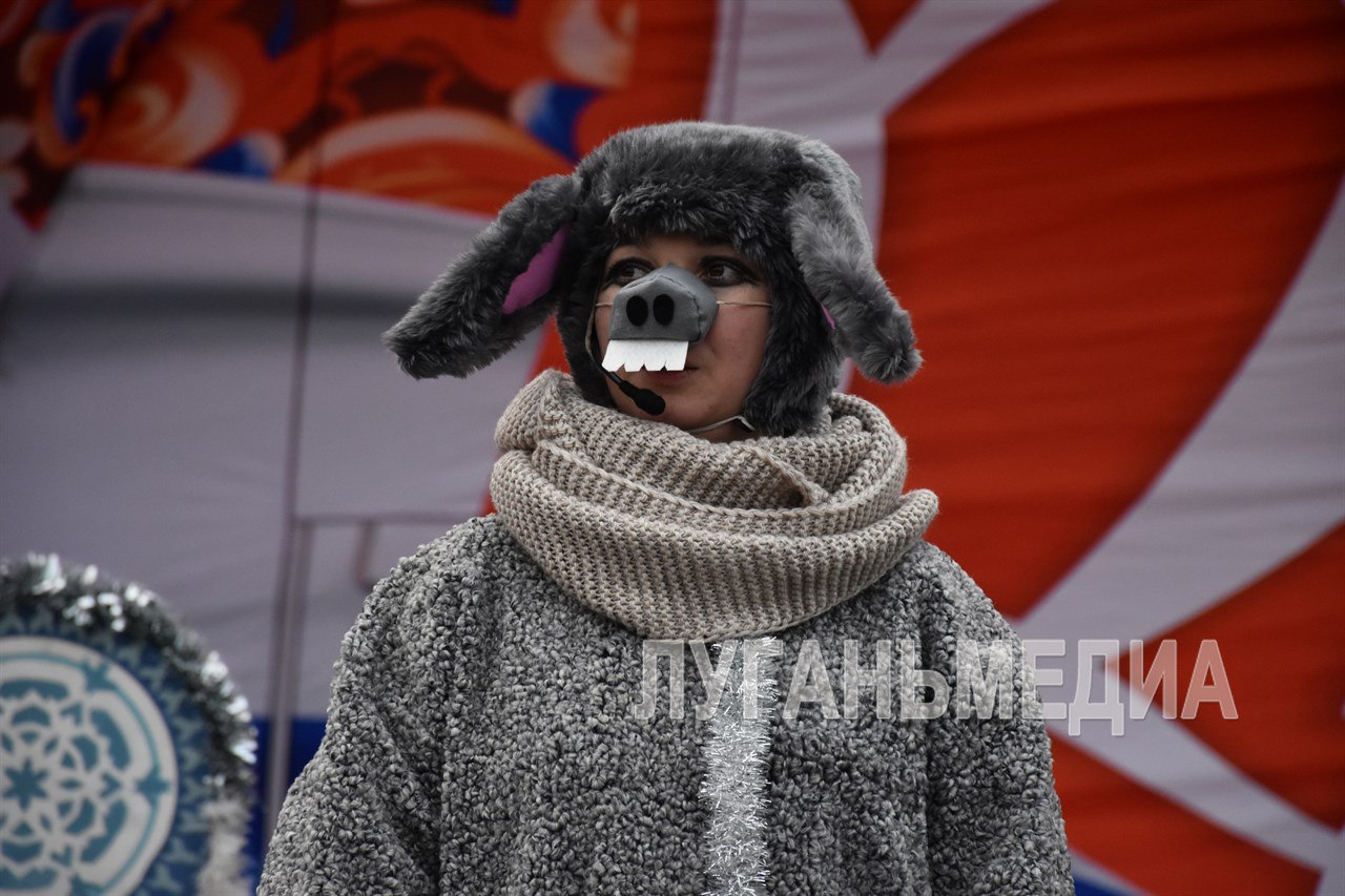 В Алчевске зажглась главная новогодняя елка города на обновленной площади Советской В Алчевске зажглась главная новогодняя елка города на обновленной площади Советской