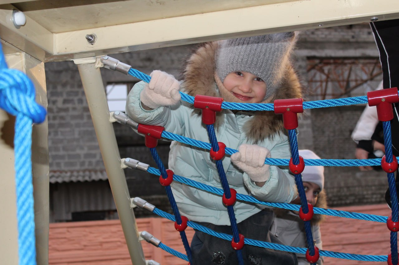 Сергей Козенко: В Краснодоне, в преддверии новогодних праздников, торжественно открылась обновленная аллея Героев Краснодона, преобразившаяся в уютное и современное общественное пространство Сергей Козенко: В Краснодоне, в преддверии новогодних праздников, торжественно открылась обновленная аллея Героев Краснодона, преобразившаяся в уютное и современное общественное пространство