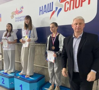 Юные пловцы из Антрацита блестяще выступили на республиканских соревнованиях