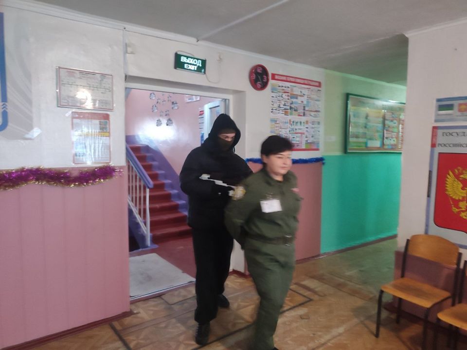 Антитеррористическая тренировка в Кленовской школе им. Гвардии капитана Д.М Антитеррористическая тренировка в Кленовской школе им. Гвардии капитана Д.М