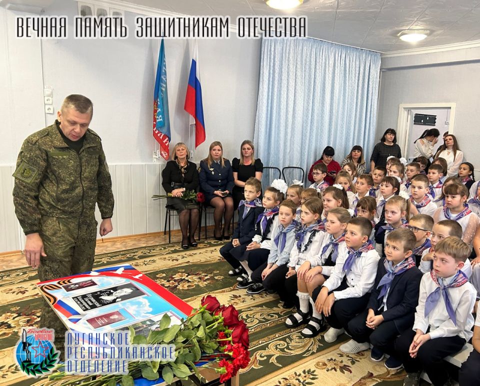 2 декабря Дубовской Александр член Луганского республиканского отделения Всероссийской общественной организации ветеранов «Боевое Братство» посетил торжественное открытие «Парты Героя» в честь Петровского Евгения... 2 декабря Дубовской Александр член Луганского республиканского отделения Всероссийской общественной организации ветеранов «Боевое Братство» посетил торжественное открытие «Парты Героя» в честь Петровского Евгения...