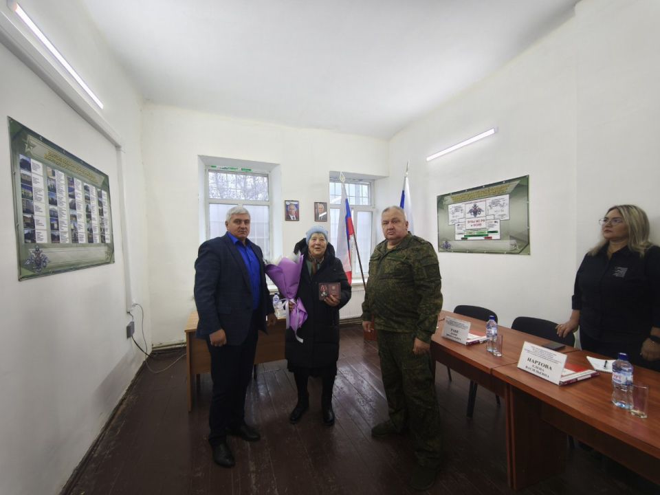 Виталий Коваленко: Совместно с военным комиссаром Евгением Слипченком вручили орден Мужества, присвоенный посмертно участнику специальной военной операции Коновалову Виктору Ивановичу, его матери Светлане Васильевне Виталий Коваленко: Совместно с военным комиссаром Евгением Слипченком вручили орден Мужества, присвоенный посмертно участнику специальной военной операции Коновалову Виктору Ивановичу, его матери Светлане Васильевне