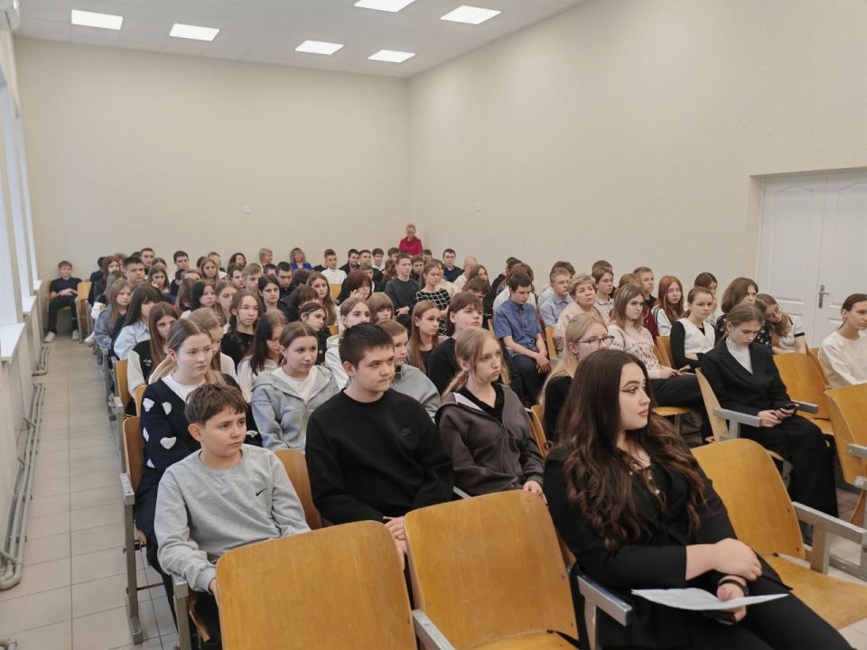 В рамках выполнения плана по проведению профориентационных мероприятий 17 декабря 2025 года в ГБОУ ЛНР «Славяносербская СШ им. Д. Полянского» прошла встреча с учащимися старших классов В рамках выполнения плана по проведению профориентационных мероприятий 17 декабря 2025 года в ГБОУ ЛНР «Славяносербская СШ им. Д. Полянского» прошла встреча с учащимися старших классов