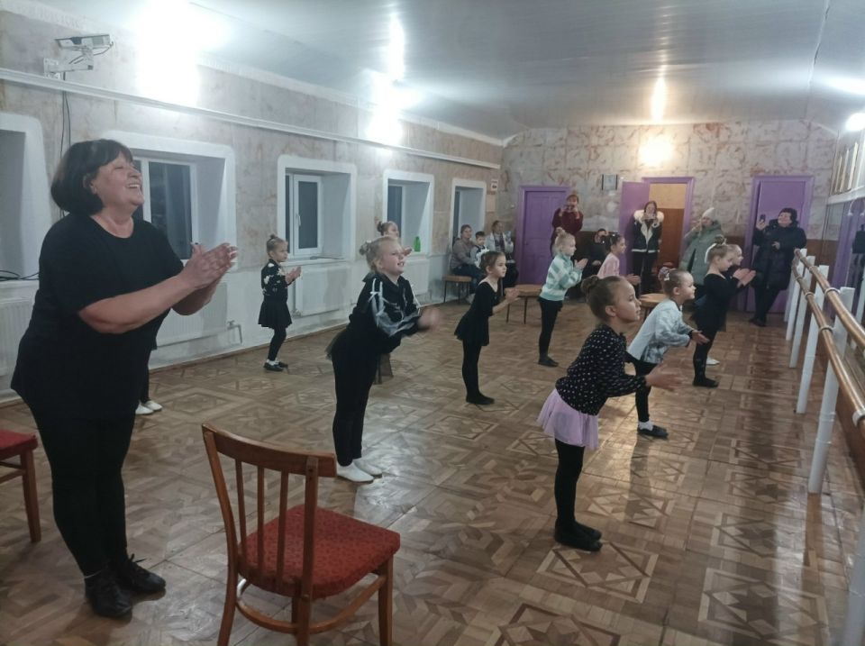 В Лутугинском доме детского и юношеского творчества провели итоговые занятия хореографических коллективов В Лутугинском доме детского и юношеского творчества провели итоговые занятия хореографических коллективов
