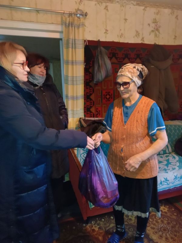 Сотрудники отдела жизнеобеспечения пгт Михайловка оказали адресную гуманитарную помощь Наталье Николаевне Бовтрук в виде продуктового набора Сотрудники отдела жизнеобеспечения пгт Михайловка оказали адресную гуманитарную помощь Наталье Николаевне Бовтрук в виде продуктового набора