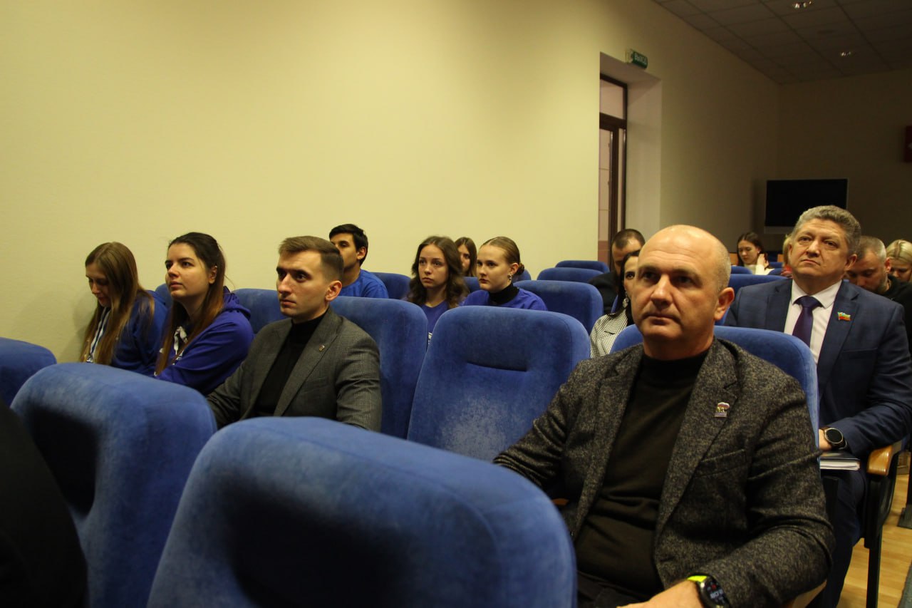 Луганские единороссы присоединились к просмотру прямой линии с Владимиром Путиным Луганские единороссы присоединились к просмотру прямой линии с Владимиром Путиным