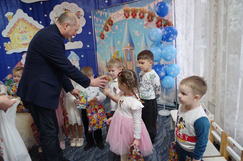 Сергей Крамаренко: В светлый и долгожданный праздник – Дня святителя Николая Чудотворца посетил детский сад в селе Степовое и поздравил ребят с этим добрым зимним днем Сергей Крамаренко: В светлый и долгожданный праздник – Дня святителя Николая Чудотворца посетил детский сад в селе Степовое и поздравил ребят с этим добрым зимним днем
