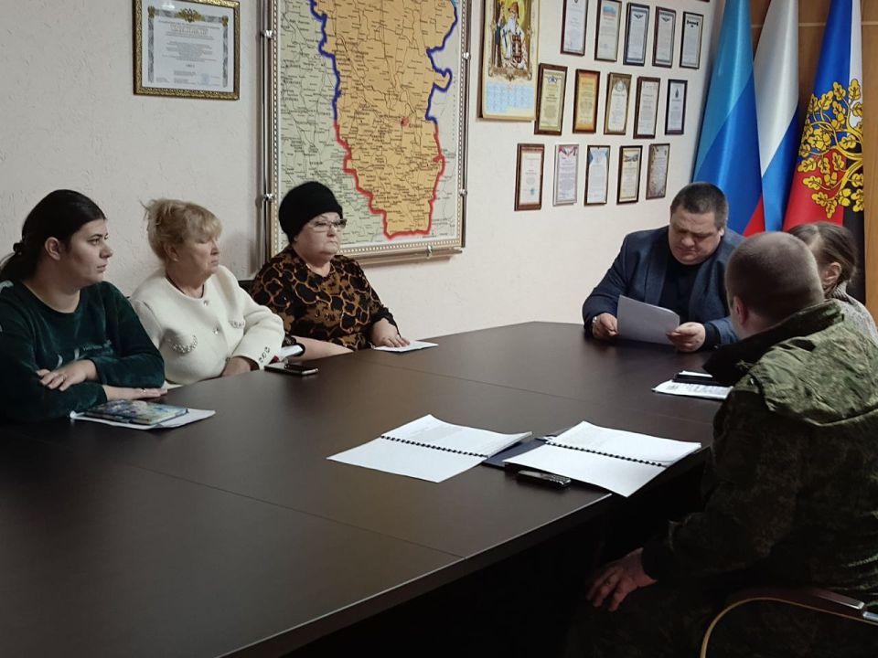 Сегодня Глава городского округа город Ровеньки Андрей Рубанцов провёл повторную рабочую встречу с семьями военнослужащих, героически погибших при исполнении воинского долга в ходе специальной военной операции Сегодня Глава городского округа город Ровеньки Андрей Рубанцов провёл повторную рабочую встречу с семьями военнослужащих, героически погибших при исполнении воинского долга в ходе специальной военной операции