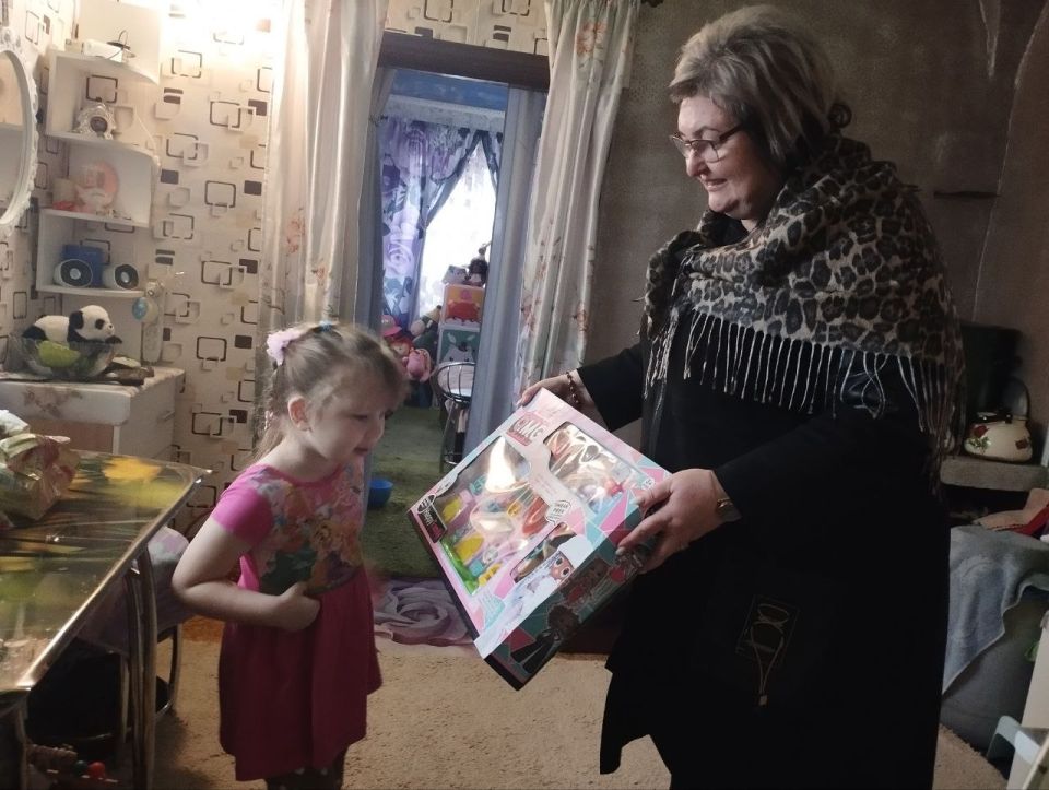 Вручение подарков детям, о ставшимся без попечения родителей 1 Вручение подарков детям, о ставшимся без попечения родителей 1