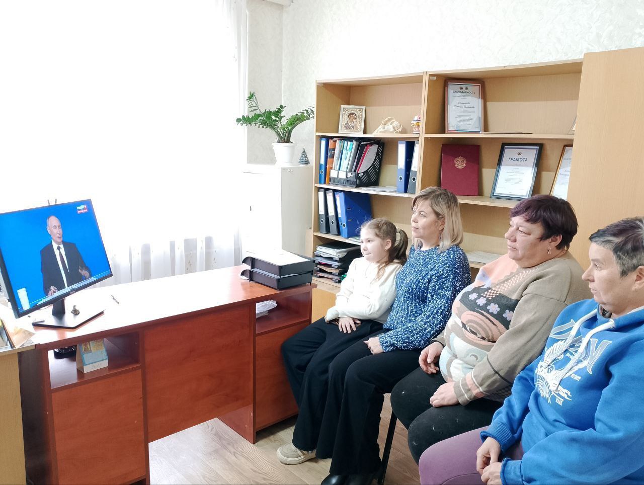 Весь муниципалитет, в том числе и сотрудники Администрации округа присоединились целыми коллективами к просмотру традиционной программы "Итоги года с Владимиром Путиным" Весь муниципалитет, в том числе и сотрудники Администрации округа присоединились целыми коллективами к просмотру традиционной программы "Итоги года с Владимиром Путиным"