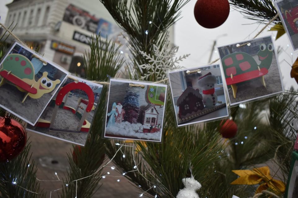Работы по установке новогодней композиции на центральной площади города Старобельск подходят к завершению Работы по установке новогодней композиции на центральной площади города Старобельск подходят к завершению