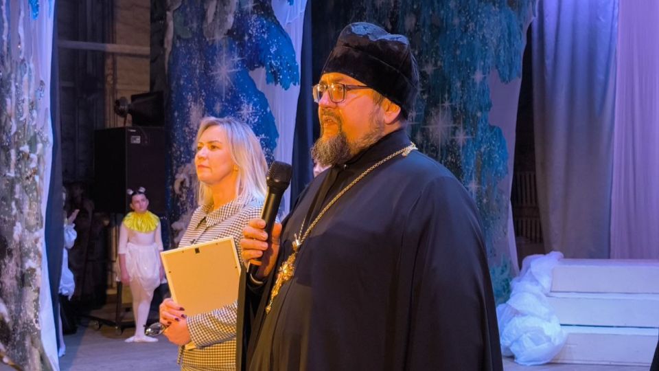 Евгений Морозов: В театральном зале Дворца культуры имени Октябрьской революции для юных жителей города состоялось праздничное мероприятие, посвящённое Дню Святителя Николая, которое подготовили артисты самого ДК, а также... Евгений Морозов: В театральном зале Дворца культуры имени Октябрьской революции для юных жителей города состоялось праздничное мероприятие, посвящённое Дню Святителя Николая, которое подготовили артисты самого ДК, а также...