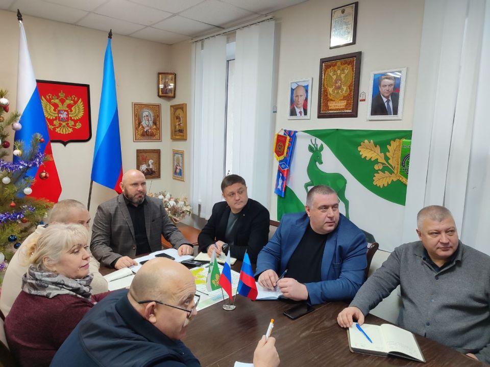 Вячеслав Третьяков: Вместе с моими заместителями, помощниками, Председателем Совета и советником, собрались чтобы в прямом эфире смотреть – "Итоги года 2025" с нашим Верховным главнокомандующим Владимиром Владимировичем... Вячеслав Третьяков: Вместе с моими заместителями, помощниками, Председателем Совета и советником, собрались чтобы в прямом эфире смотреть – "Итоги года 2025" с нашим Верховным главнокомандующим Владимиром Владимировичем...