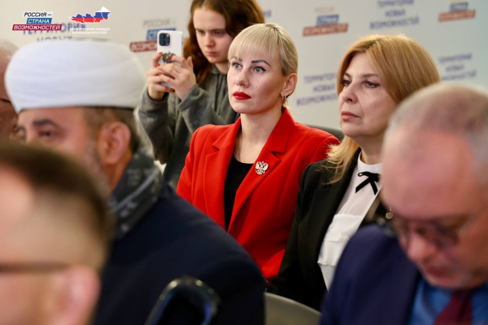 Прямо сейчас на площадке «Россия — страна возможностей» в Луганске проходит общественный показ программы «Итоги года с Владимиром Путиным» Прямо сейчас на площадке «Россия — страна возможностей» в Луганске проходит общественный показ программы «Итоги года с Владимиром Путиным»