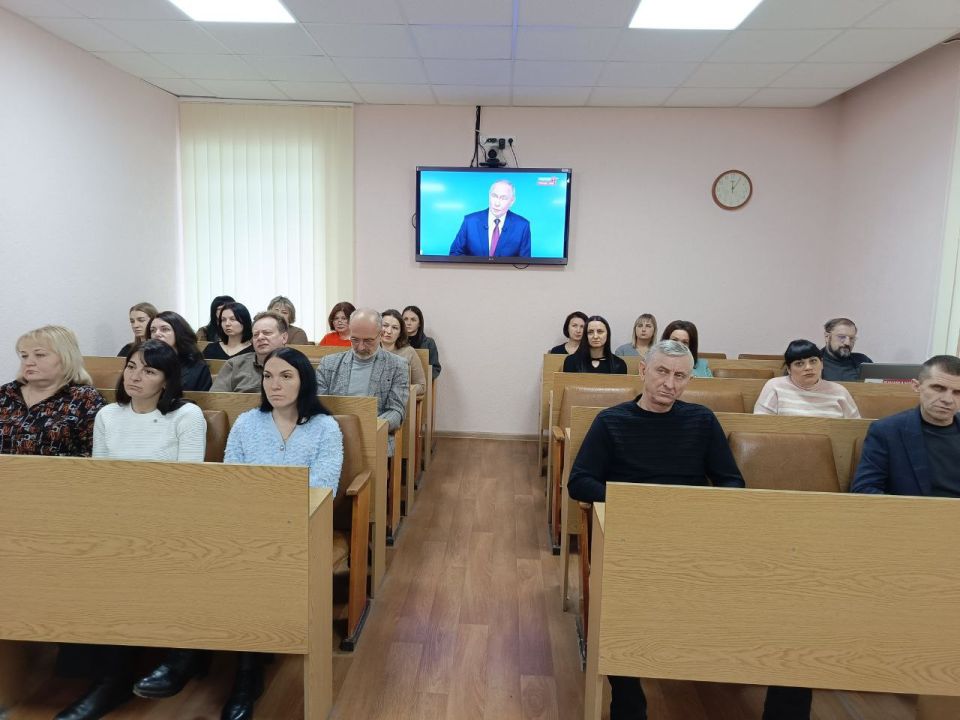 Сегодняшняя прямая линия с Президентом России Владимиром Владимировичем Путиным, проходившая в формате совмещенной пресс-конференции, стала для сотрудников Администрации городского округа город Ровеньки важным событием Сегодняшняя прямая линия с Президентом России Владимиром Владимировичем Путиным, проходившая в формате совмещенной пресс-конференции, стала для сотрудников Администрации городского округа город Ровеньки важным событием