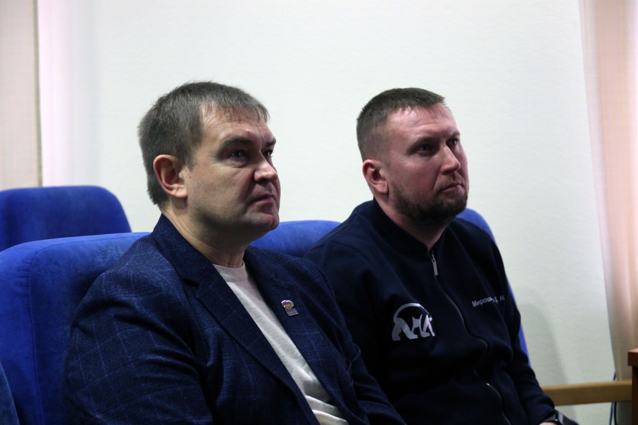 Луганские единороссы присоединились к просмотру прямой линии с Владимиром Путиным Луганские единороссы присоединились к просмотру прямой линии с Владимиром Путиным