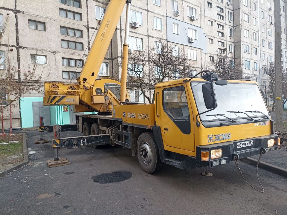 По адресу: город Краснодон, квартал Советский, дом №1, продолжаются масштабные работы по капитальному ремонту кровли, которые не прерываются даже в условиях суровой декабрьской непогоды По адресу: город Краснодон, квартал Советский, дом №1, продолжаются масштабные работы по капитальному ремонту кровли, которые не прерываются даже в условиях суровой декабрьской непогоды