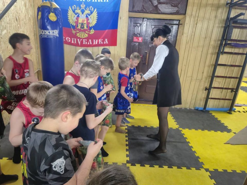 Сегодня, в честь светлого праздника Дня Святого Николая , сотрудники отдела жизнеобеспечения пгт Дзержинский совместно с активистами первичного отделения №22 г. Ровеньки всероссийской политической партии «Единая Россия»... Сегодня, в честь светлого праздника Дня Святого Николая , сотрудники отдела жизнеобеспечения пгт Дзержинский совместно с активистами первичного отделения №22 г. Ровеньки всероссийской политической партии «Единая Россия»...