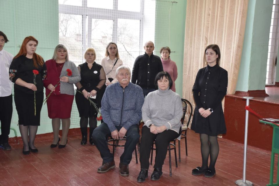 Новая школа: В память о героическом выпускнике в Краснолучской школе №11 открыли «Парту героя» Новая школа: В память о героическом выпускнике в Краснолучской школе №11 открыли «Парту героя»