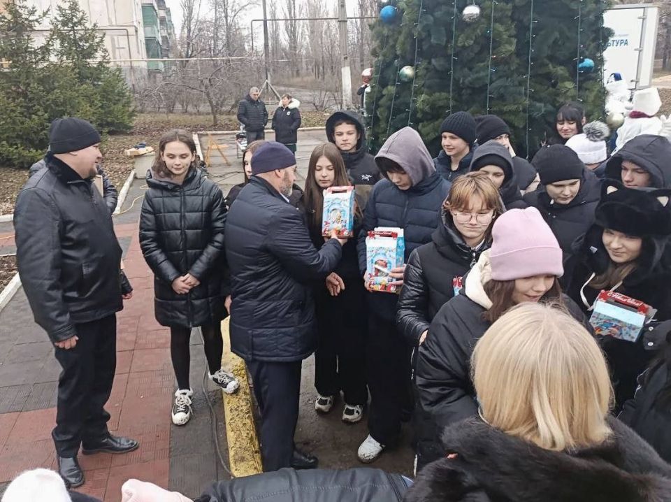 Сергей Колягин: В городе Золотое, благодаря усилиям отдела по жизнеобеспечению, накануне засияла главная новогодняя красавица Сергей Колягин: В городе Золотое, благодаря усилиям отдела по жизнеобеспечению, накануне засияла главная новогодняя красавица