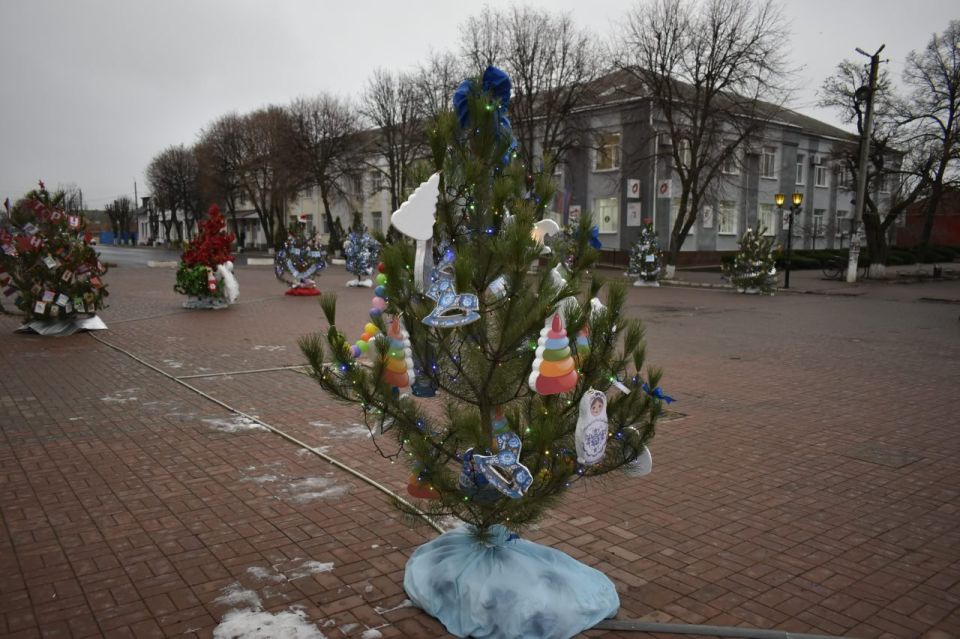Работы по установке новогодней композиции на центральной площади города Старобельск подходят к завершению Работы по установке новогодней композиции на центральной площади города Старобельск подходят к завершению